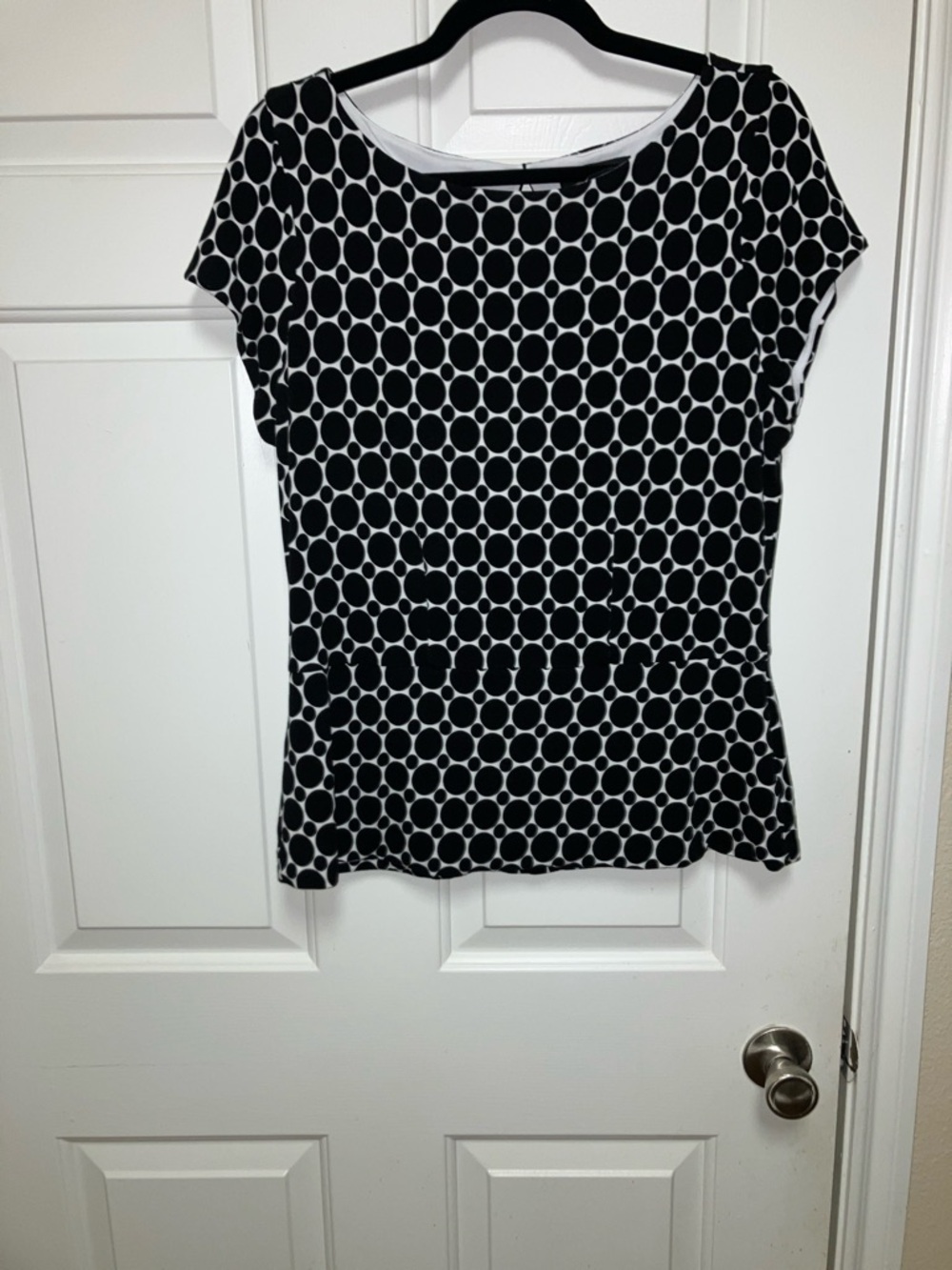 White House Black Market Black and White Geometric Print Cap-Sleeve Top Size L